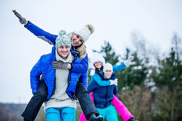 포토 JPG 주간 서양인 여자 남자 겨울 미소 웃음 들기 여러명 상반신 20대 성인 야외 앞모습 친구 손들기 즐거움 업기 성인만 국내포토 자연요소 외국인 계절 감정 뷰포인트 다수 관계 모션 표정 사람 청년 파일형식
