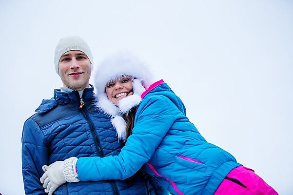 포토 JPG 주간 서양인 커플 여자 남자 행복 겨울 안기 사랑 미소 상반신 20대 성인 야외 두명 앞모습 성인만 국내포토 자연요소 외국인 계절 감정 뷰포인트 관계 모션 표정 사람 청년 파일형식