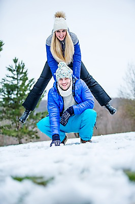 포토 JPG 주간 전신 서양인 커플 여자 남자 겨울 사랑 미소 앉기 20대 성인 야외 두명 앞모습 설원 즐거움 뜀뛰기 성인만 국내포토 자연요소 외국인 계절 감정 뷰포인트 관계 모션 눈_날씨 표정 사람 청년 파일형식