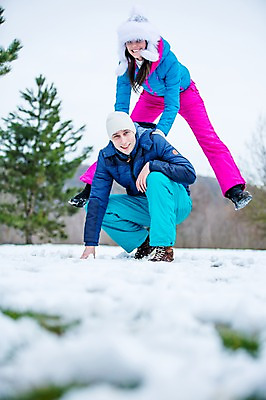 포토 JPG 주간 전신 서양인 커플 여자 남자 겨울 미소 앉기 20대 성인 야외 두명 앞모습 설원 즐거움 뜀뛰기 성인만 국내포토 자연요소 외국인 계절 감정 뷰포인트 관계 모션 눈_날씨 표정 사람 청년 파일형식