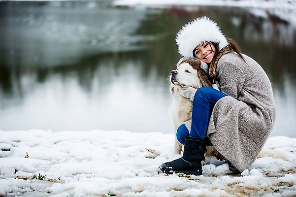 포토 JPG 주간 전신 서양인 한마리 여자 행복 반려견 겨울 안기 한명 미소 앉기 20대 성인 옆모습 개 반려 성인여자한명만 국내포토 자연요소 외국인 1 계절 감정 뷰포인트 포유류 모션 표정 사람 청년 반려동물 여자한명만 성인여자만 파일형식
