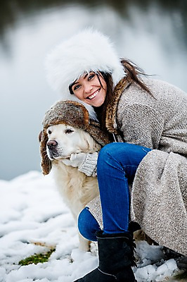 포토 JPG 전신 서양인 한마리 여자 행복 반려견 안기 한명 미소 앉기 20대 성인 앞모습 개 반려 성인여자한명만 국내포토 외국인 1 감정 뷰포인트 포유류 모션 표정 사람 청년 반려동물 여자한명만 성인여자만 파일형식