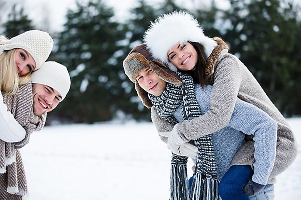 포토 JPG 주간 서양인 커플 여자 남자 겨울 사랑 미소 들기 여러명 상반신 20대 성인 야외 옆모습 설원 즐거움 업기 성인만 국내포토 자연요소 외국인 계절 감정 뷰포인트 다수 관계 모션 눈_날씨 표정 사람 청년 파일형식