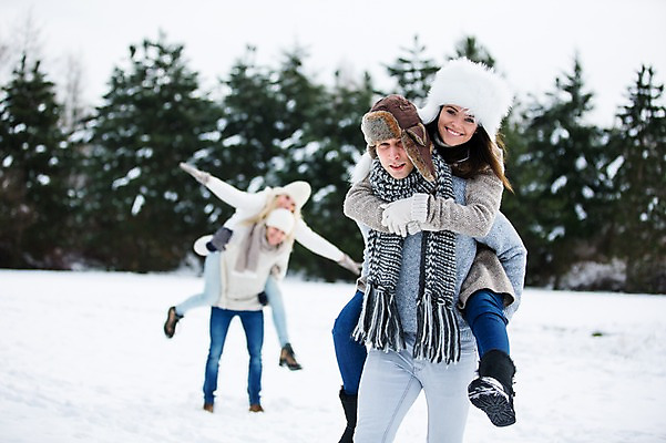 포토 JPG 주간 전신 서양인 커플 여자 남자 겨울 들기 여러명 상반신 20대 성인 야외 앞모습 손들기 설원 즐거움 업기 성인만 국내포토 자연요소 외국인 계절 감정 뷰포인트 다수 관계 모션 눈_날씨 사람 청년 파일형식