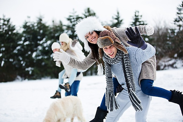 포토 JPG 주간 전신 서양인 커플 여자 남자 겨울 미소 들기 여러명 상반신 20대 성인 야외 앞모습 손들기 즐거움 업기 성인만 국내포토 자연요소 외국인 계절 감정 뷰포인트 다수 관계 모션 표정 사람 청년 파일형식