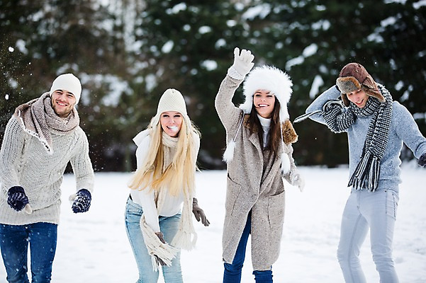 포토 JPG 주간 서양인 여자 남자 겨울 서기 웃음 여러명 상반신 20대 성인 야외 앞모습 친구 던지기 즐거움 눈싸움 성인만 국내포토 자연요소 외국인 계절 감정 뷰포인트 다수 관계 모션 눈_날씨 표정 사람 청년 싸움 파일형식