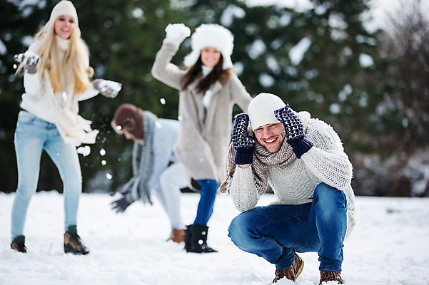 포토 JPG 주간 전신 서양인 여자 남자 겨울 웃음 여러명 20대 성인 야외 앞모습 옆모습 친구 설원 던지기 즐거움 눈싸움 웅크림 성인만 국내포토 자연요소 외국인 계절 감정 뷰포인트 다수 관계 모션 눈_날씨 표정 사람 청년 싸움 파일형식