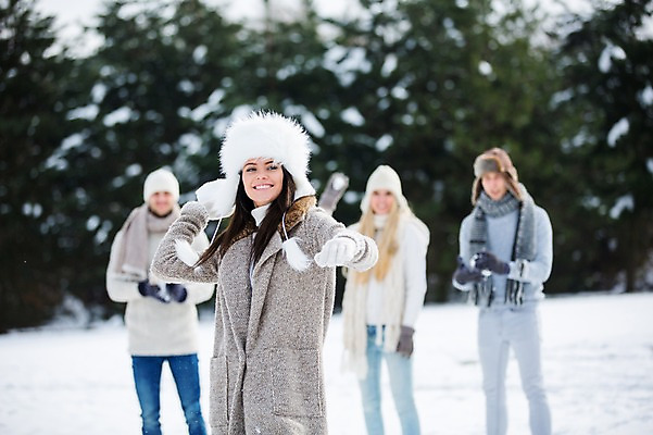 포토 JPG 주간 서양인 여자 남자 겨울 여러명 상반신 20대 성인 야외 앞모습 친구 설원 던지기 눈싸움 눈뭉치 성인만 국내포토 자연요소 외국인 계절 뷰포인트 다수 관계 모션 눈_날씨 사람 청년 싸움 파일형식