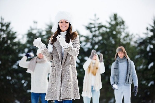 포토 JPG 주간 서양인 여자 남자 겨울 여러명 상반신 20대 성인 야외 앞모습 친구 눈싸움 눈뭉치 성인만 국내포토 자연요소 외국인 계절 뷰포인트 다수 관계 눈_날씨 사람 청년 싸움 파일형식