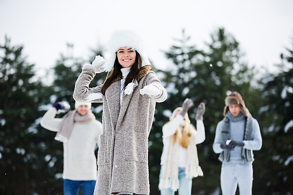 포토 JPG 주간 서양인 여자 남자 겨울 웃음 여러명 상반신 20대 성인 야외 앞모습 친구 던지기 눈싸움 눈뭉치 성인만 국내포토 자연요소 외국인 계절 뷰포인트 다수 관계 모션 눈_날씨 표정 사람 청년 싸움 파일형식