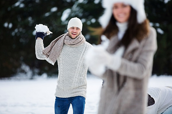 포토 JPG 주간 서양인 여자 남자 겨울 상반신 20대 성인 야외 세명 던지기 눈싸움 눈뭉치 성인만 국내포토 자연요소 외국인 계절 모션 눈_날씨 사람 청년 싸움 파일형식