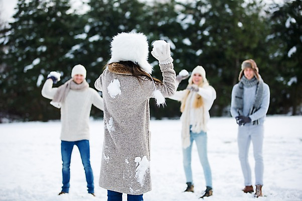 포토 JPG 주간 전신 서양인 여자 남자 겨울 여러명 20대 성인 야외 앞모습 뒷모습 친구 설원 던지기 즐거움 눈싸움 눈뭉치 성인만 국내포토 자연요소 외국인 계절 감정 뷰포인트 다수 관계 모션 눈_날씨 사람 청년 싸움 파일형식