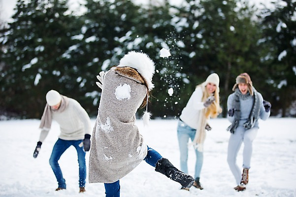 포토 JPG 주간 전신 서양인 여자 남자 겨울 여러명 상반신 20대 성인 야외 앞모습 뒷모습 친구 설원 던지기 귀막기 즐거움 눈싸움 국내포토 자연요소 외국인 계절 감정 뷰포인트 다수 관계 모션 눈_날씨 사람 손짓 청년 싸움 파일형식