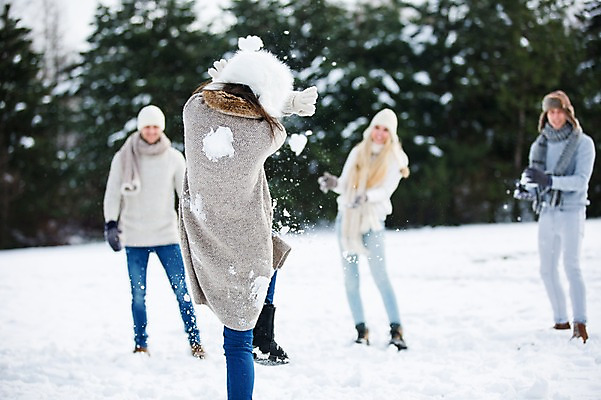 포토 JPG 주간 전신 서양인 여자 남자 겨울 여러명 상반신 20대 성인 야외 앞모습 뒷모습 친구 설원 수비 던지기 눈싸움 눈뭉치 성인만 국내포토 자연요소 외국인 계절 뷰포인트 다수 관계 모션 눈_날씨 사람 청년 싸움 파일형식