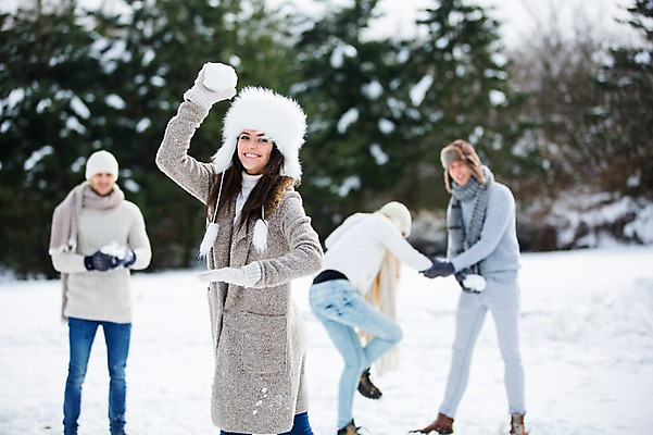 포토 JPG 주간 전신 서양인 여자 남자 겨울 여러명 상반신 20대 성인 야외 앞모습 친구 설원 던지기 즐거움 눈싸움 눈뭉치 성인만 국내포토 자연요소 외국인 계절 감정 뷰포인트 다수 관계 모션 눈_날씨 사람 청년 싸움 파일형식