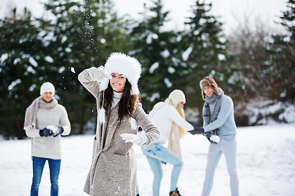 포토 JPG 주간 서양인 여자 남자 겨울 여러명 상반신 20대 성인 야외 앞모습 친구 설원 눈싸움 눈뭉치 성인만 국내포토 자연요소 외국인 계절 뷰포인트 다수 관계 눈_날씨 사람 청년 싸움 파일형식