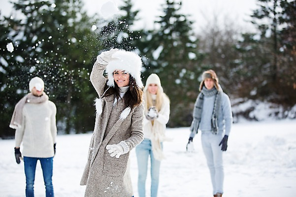 포토 JPG 주간 전신 서양인 여자 남자 겨울 서기 여러명 상반신 20대 성인 야외 앞모습 친구 설원 던지기 즐거움 눈싸움 성인만 국내포토 자연요소 외국인 계절 감정 뷰포인트 다수 관계 모션 눈_날씨 사람 청년 싸움 파일형식