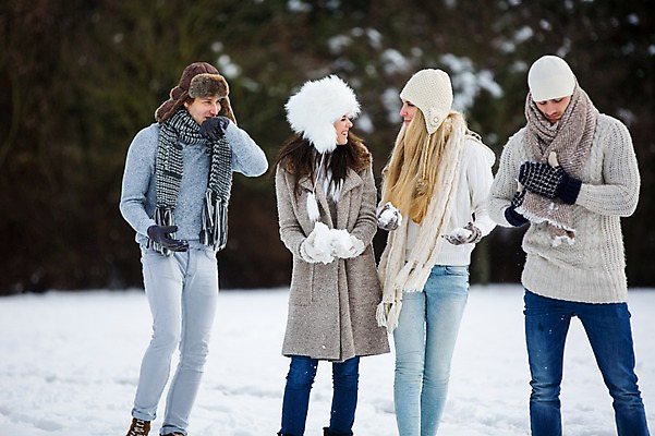 포토 JPG 주간 전신 서양인 여자 남자 겨울 대화 서기 여러명 상반신 20대 성인 야외 앞모습 옆모습 친구 즐거움 눈뭉치 성인만 국내포토 자연요소 외국인 계절 감정 뷰포인트 다수 관계 모션 말하기 사람 청년 파일형식