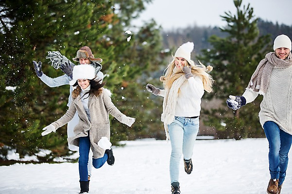 포토 JPG 주간 전신 서양인 여자 남자 행복 겨울 여러명 20대 성인 야외 앞모습 친구 달리기 설원 즐거움 성인만 국내포토 자연요소 외국인 계절 감정 뷰포인트 다수 관계 모션 눈_날씨 사람 청년 파일형식