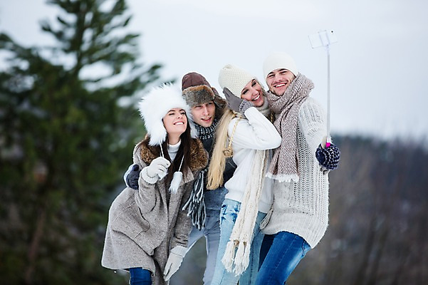 포토 JPG 주간 서양인 여자 남자 행복 겨울 안기 미소 웃음 여러명 상반신 20대 성인 야외 앞모습 친구 셀프카메라 즐거움 셀카봉 성인만 단체사진 국내포토 자연요소 외국인 계절 감정 뷰포인트 다수 관계 모션 표정 사람 청년 사진촬영 기념사진 파일형식
