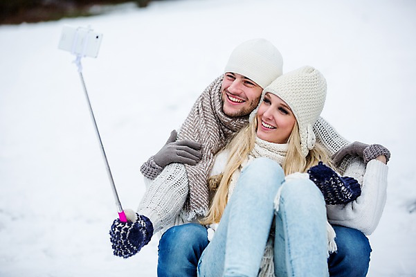 포토 JPG 주간 서양인 여자 남자 행복 겨울 사랑 미소 웃음 상반신 20대 성인 야외 두명 앞모습 친구 셀프카메라 셀카봉 성인만 국내포토 자연요소 외국인 계절 감정 뷰포인트 관계 표정 사람 청년 사진촬영 파일형식