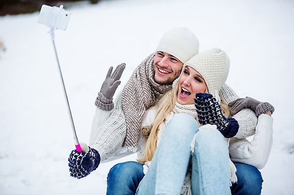포토 JPG 주간 서양인 커플 여자 남자 행복 겨울 사랑 미소 웃음 상반신 20대 성인 야외 두명 앞모습 셀프카메라 셀카봉 성인만 국내포토 자연요소 외국인 계절 감정 뷰포인트 관계 표정 사람 청년 사진촬영 파일형식