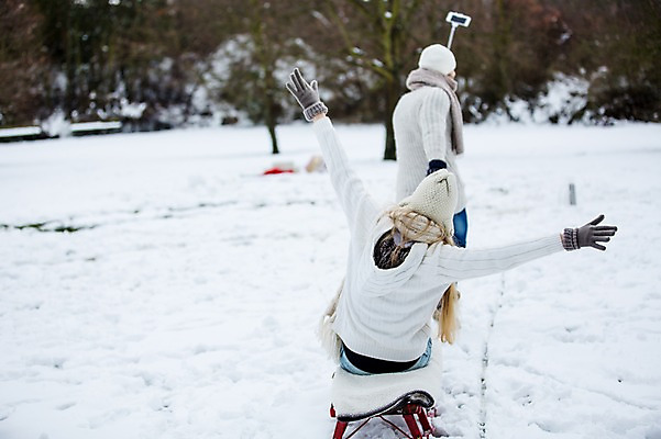 포토 JPG 주간 전신 서양인 커플 여자 남자 겨울 앉기 20대 성인 야외 두명 뒷모습 손들기 당기기 셀프카메라 썰매 썰매타기 셀카봉 썰매놀이 성인만 국내포토 자연요소 외국인 계절 뷰포인트 관계 모션 놀이 사람 청년 사진촬영 전통놀이 파일형식