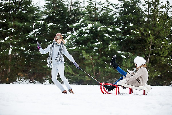 포토 JPG 주간 전신 서양인 커플 여자 남자 겨울 서기 앉기 20대 성인 야외 두명 옆모습 당기기 셀프카메라 즐거움 썰매 썰매타기 다리들기 셀카봉 썰매놀이 국내포토 자연요소 외국인 계절 감정 뷰포인트 관계 모션 놀이 사람 청년 사진촬영 전통놀이 파일형식
