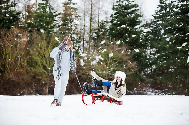 포토 JPG 주간 서양인 커플 여자 남자 겨울 서기 앉기 상반신 20대 성인 야외 두명 앞모습 당기기 셀프카메라 즐거움 썰매 썰매타기 다리들기 셀카봉 썰매놀이 국내포토 자연요소 외국인 계절 감정 뷰포인트 관계 모션 놀이 사람 청년 사진촬영 전통놀이 파일형식
