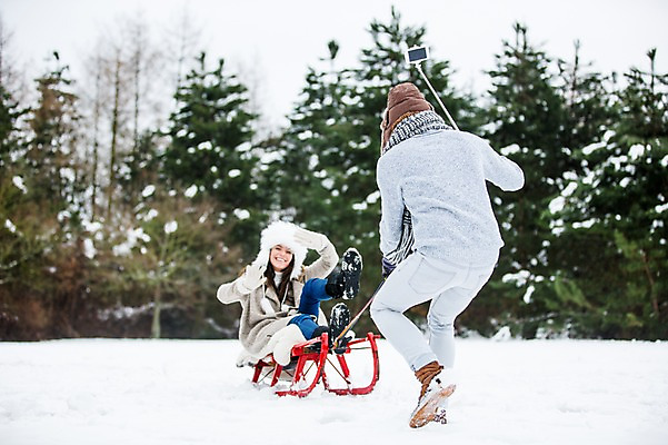 포토 JPG 주간 전신 서양인 커플 여자 남자 겨울 앉기 20대 성인 야외 두명 앞모습 뒷모습 당기기 셀프카메라 즐거움 썰매 썰매타기 다리들기 셀카봉 썰매놀이 국내포토 자연요소 외국인 계절 감정 뷰포인트 관계 모션 놀이 사람 청년 사진촬영 전통놀이 파일형식