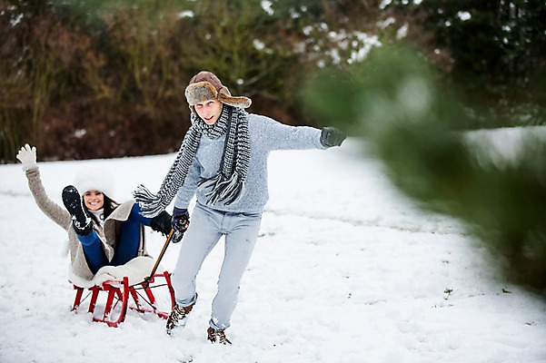 포토 JPG 주간 전신 서양인 커플 여자 남자 겨울 앉기 20대 성인 야외 두명 앞모습 당기기 즐거움 썰매 썰매타기 썰매놀이 성인만 국내포토 자연요소 외국인 계절 감정 뷰포인트 관계 모션 놀이 사람 청년 전통놀이 파일형식