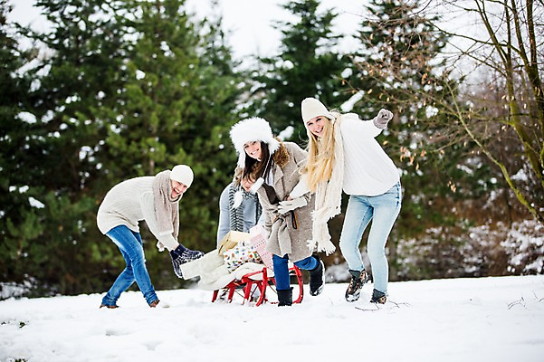 포토 JPG 주간 전신 서양인 여자 남자 겨울 여러명 20대 성인 야외 친구 선물상자 달리기 설원 썰매 성인만 국내포토 자연요소 외국인 계절 다수 관계 모션 눈_날씨 선물 사람 청년 상자 파일형식