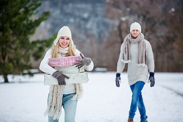 포토 JPG 주간 서양인 커플 여자 남자 행복 겨울 미소 들기 상반신 20대 성인 야외 두명 앞모습 선물상자 설원 기쁨 성인만 국내포토 자연요소 외국인 계절 감정 뷰포인트 관계 모션 눈_날씨 표정 선물 사람 청년 상자 파일형식