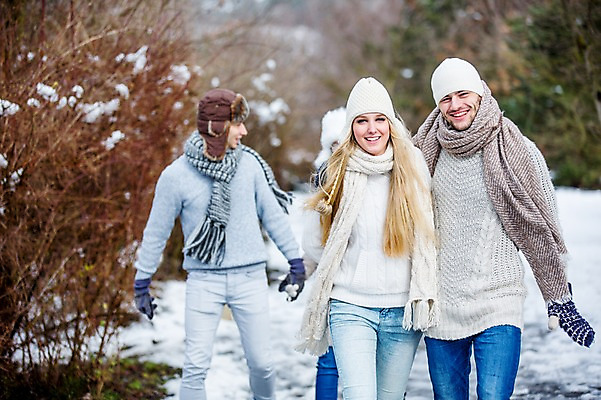 포토 JPG 주간 서양인 커플 여자 남자 행복 겨울 안기 함께함 사랑 미소 여러명 상반신 20대 성인 야외 앞모습 옆모습 친구 걷기 즐거움 성인만 국내포토 자연요소 외국인 계절 감정 뷰포인트 다수 컨셉 관계 모션 표정 사람 청년 파일형식
