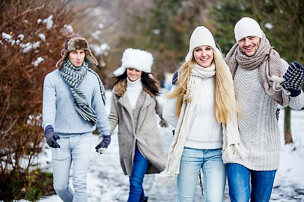 포토 JPG 주간 서양인 커플 여자 남자 행복 겨울 안기 함께함 미소 여러명 상반신 20대 성인 야외 앞모습 친구 걷기 손잡기 즐거움 성인만 국내포토 자연요소 외국인 계절 감정 뷰포인트 다수 컨셉 관계 모션 표정 사람 청년 파일형식