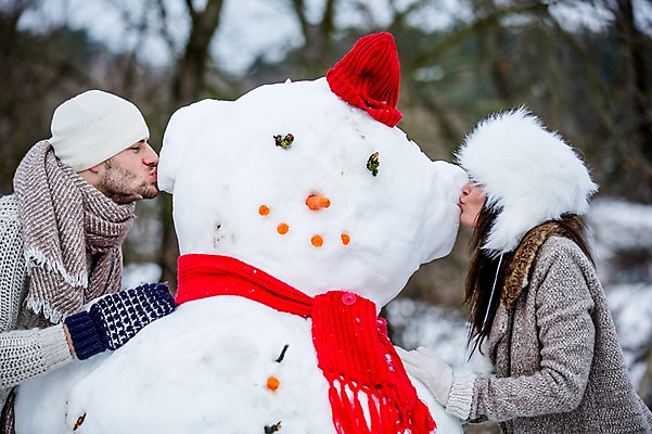 포토 JPG 주간 서양인 커플 여자 남자 겨울 눈사람 키스 털모자 상반신 20대 성인 야외 두명 옆모습 목도리 성인만 국내포토 자연요소 외국인 모자_잡화 잡화 계절 뷰포인트 관계 사람 청년 애정표현 파일형식