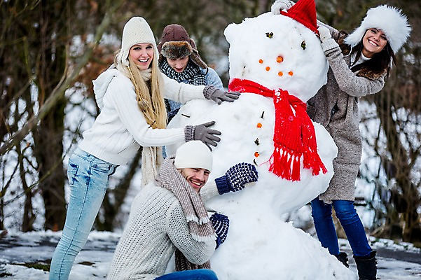 포토 JPG 주간 서양인 여자 남자 행복 겨울 눈사람 웃음 여러명 20대 성인 야외 앞모습 옆모습 친구 즐거움 눈사람만들기 성인만 국내포토 자연요소 외국인 계절 감정 뷰포인트 다수 관계 표정 사람 청년 만들기 파일형식