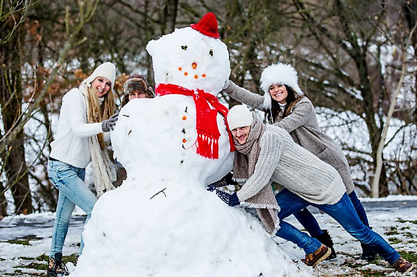 포토 JPG 주간 전신 서양인 여자 남자 겨울 눈사람 웃음 여러명 20대 성인 야외 친구 즐거움 눈사람만들기 성인만 국내포토 자연요소 외국인 계절 감정 다수 관계 표정 사람 청년 만들기 파일형식