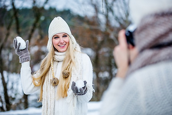 포토 JPG 주간 서양인 여자 겨울 미소 상반신 20대 성인 야외 두명 던지기 즐거움 눈싸움 눈뭉치 국내포토 자연요소 외국인 계절 감정 모션 눈_날씨 표정 사람 청년 싸움 파일형식