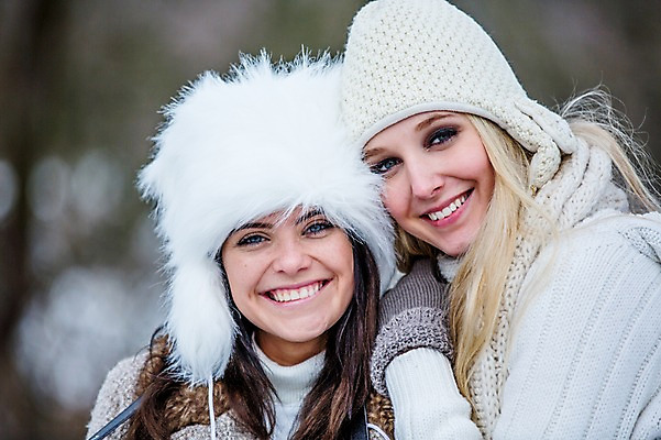 포토 JPG 주간 서양인 여자 행복 얼굴 겨울 미소 상반신 20대 성인 야외 두명 신체부위 친구 기댐 즐거움 여자만 성인만 국내포토 자연요소 외국인 계절 감정 관계 모션 표정 사람 청년 파일형식