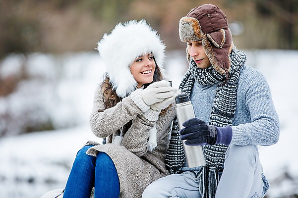 포토 JPG 주간 서양인 커플 여자 남자 겨울 티타임 미소 앉기 상반신 20대 성인 야외 두명 성인만 국내포토 자연요소 외국인 계절 관계 모션 휴식 표정 사람 청년 파일형식