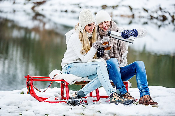 포토 JPG 주간 전신 서양인 커플 여자 남자 겨울 티타임 미소 앉기 20대 성인 야외 두명 차 썰매 보온병 성인만 국내포토 자연요소 외국인 계절 음료 관계 모션 휴식 표정 사람 청년 파일형식