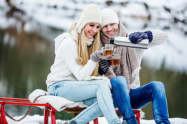 포토 JPG 주간 서양인 커플 여자 남자 겨울 티타임 미소 앉기 20대 성인 야외 두명 차 즐거움 썰매 보온병 성인만 국내포토 자연요소 외국인 계절 감정 음료 관계 모션 휴식 표정 사람 청년 파일형식