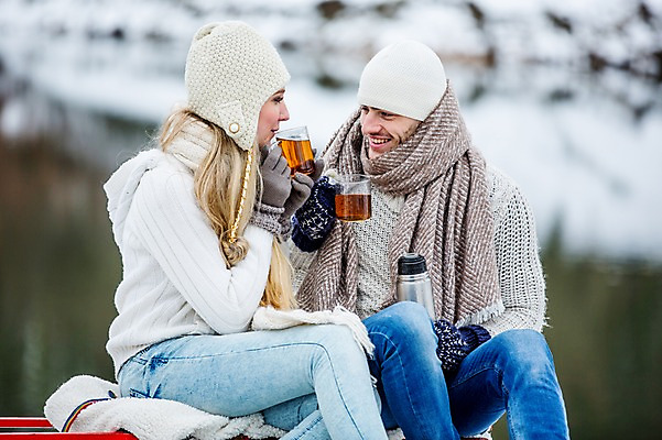 포토 JPG 주간 서양인 커플 응시 여자 남자 겨울 티타임 앉기 상반신 20대 성인 야외 두명 옆모습 차 썰매 보온병 성인만 국내포토 자연요소 외국인 시선 계절 음료 뷰포인트 관계 모션 휴식 사람 청년 파일형식