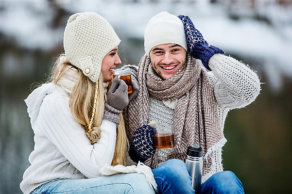 포토 JPG 주간 서양인 커플 여자 남자 겨울 티타임 미소 웃음 앉기 상반신 20대 성인 야외 두명 앞모습 옆모습 성인만 국내포토 자연요소 외국인 계절 뷰포인트 관계 모션 휴식 표정 사람 청년 파일형식