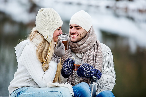 포토 JPG 주간 서양인 커플 여자 남자 행복 겨울 티타임 미소 상반신 20대 성인 야외 두명 옆모습 즐거움 성인만 국내포토 자연요소 외국인 계절 감정 뷰포인트 관계 휴식 표정 사람 청년 파일형식