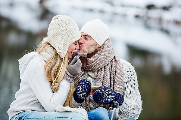 포토 JPG 주간 서양인 커플 여자 남자 행복 겨울 티타임 키스 사랑 웃음 상반신 20대 성인 야외 두명 옆모습 즐거움 성인만 국내포토 자연요소 외국인 계절 감정 뷰포인트 관계 휴식 표정 사람 청년 애정표현 파일형식