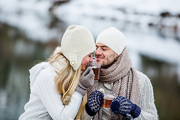 포토 JPG 주간 서양인 커플 여자 남자 행복 겨울 티타임 사랑 미소 상반신 20대 성인 야외 두명 옆모습 성인만 국내포토 자연요소 외국인 계절 감정 뷰포인트 관계 휴식 표정 사람 청년 파일형식