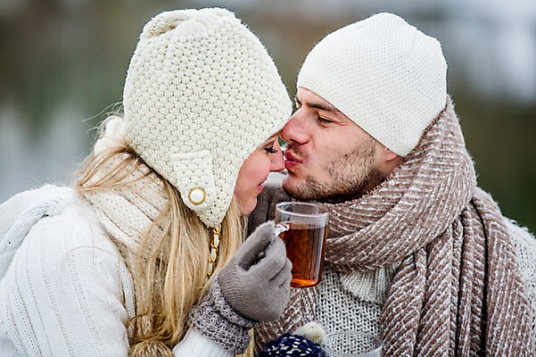 포토 JPG 주간 서양인 커플 여자 남자 행복 겨울 티타임 키스 사랑 미소 상반신 20대 성인 야외 두명 옆모습 성인만 국내포토 자연요소 외국인 계절 감정 뷰포인트 관계 휴식 표정 사람 청년 애정표현 파일형식