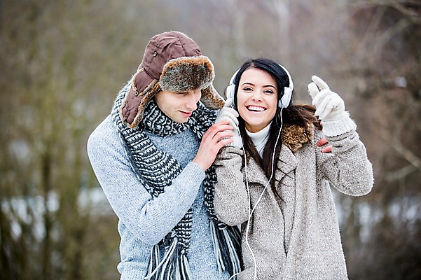 포토 JPG 주간 서양인 커플 여자 남자 겨울 미소 상반신 20대 성인 야외 두명 앞모습 헤드셋 음악감상 즐거움 성인만 국내포토 자연요소 외국인 계절 감정 뷰포인트 음향기기 관계 표정 사람 청년 헤드폰 감상 파일형식